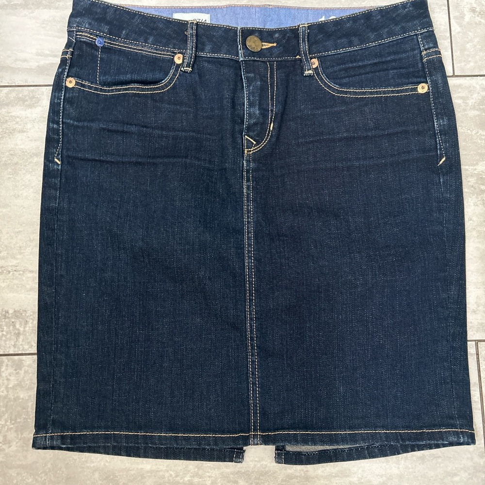 Gap denim skirt size 4 like new dark rinse mid length